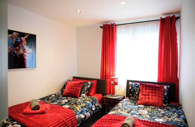 Strelley House 2, off-street parking, Perfect for Family & Contractor friendly