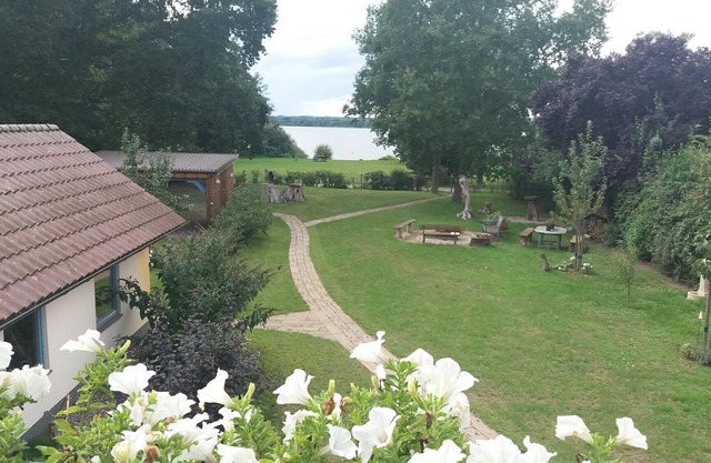 Studio Apartment 'Fewo Inselblick - Am Schweriner See' with Lake View, Private Terrace and Wi-Fi