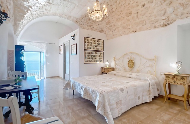 Studio 'Al Torrione 1' with Sea View and Air Conditioning