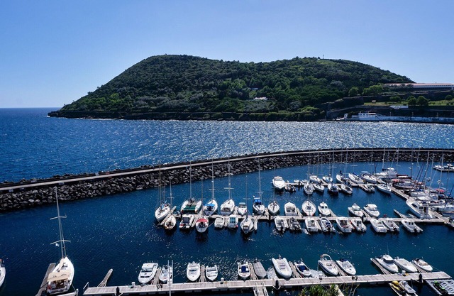 Studio apartment with private patio and marina view