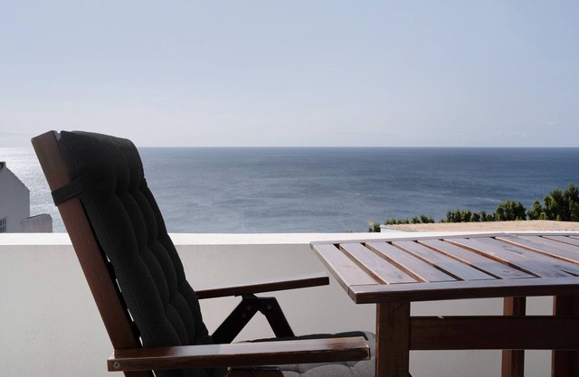Studio Apartment 'Casa Da Vigia Estúdio Vista Mar' with Sea View, Private Garden and Wi-Fi