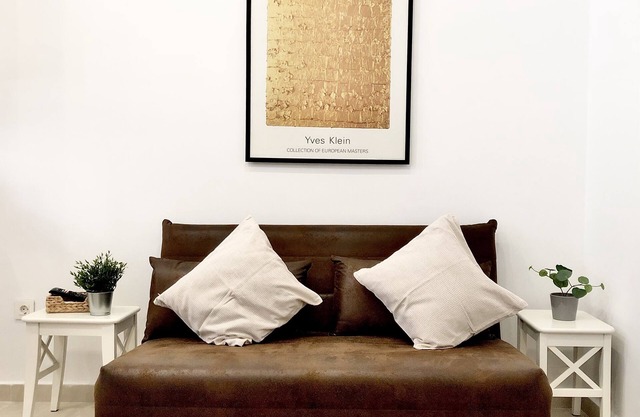 Studio-Apartment-Ensuite with Shower-Street View-Estación Centro Vialia 2