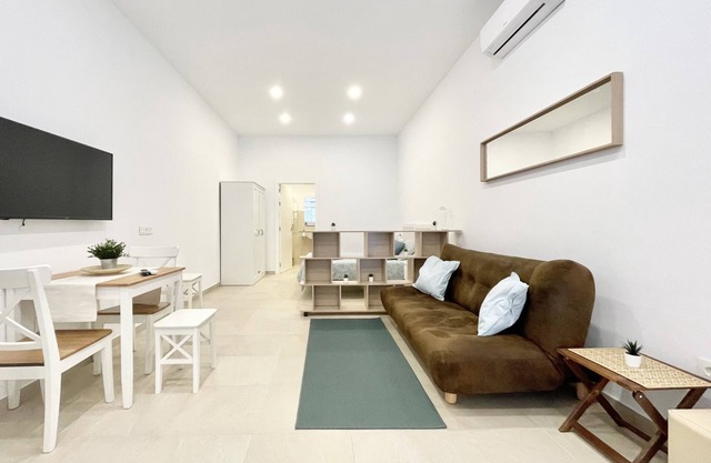 Studio-Apartment-Ensuite with Shower-Street View-Estación Centro Vialia 3