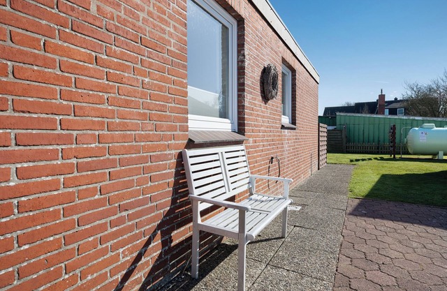 Studio Apartment 'Ferienwohnung Friesenkoje' with Private Terrace, Shared Garden and Wi-Fi