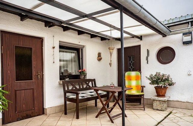 Studio Apartment 'Ferienzimmer Norbi Stralsund' with Private Terrace and Wi-Fi