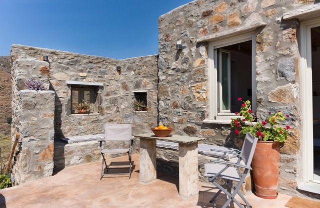 Studio Apartment 'Little North' with Sea View, Private Garden and Air Conditioning