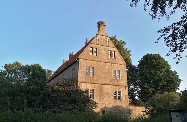 Studio apartment in a medieval castle from the 14th century on the Weser cycle path