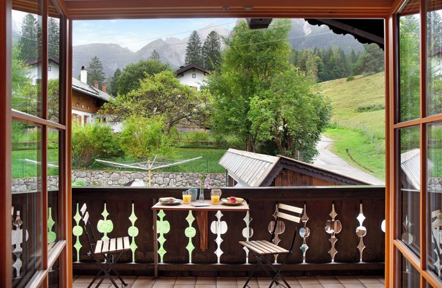 Studio Apartment 'Zugspitznest' with Mountain View, Balcony and Wi-Fi