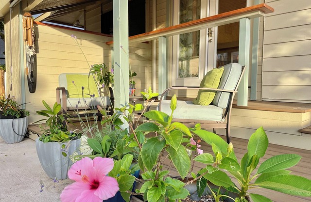 Studio by the ocean. Oceanfront property with WiFi, AC, parking, great location.