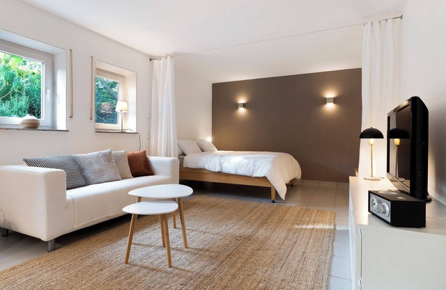 Studio Apartment 'Ferienwohnung Vino9' with Private Garden and Wi-Fi