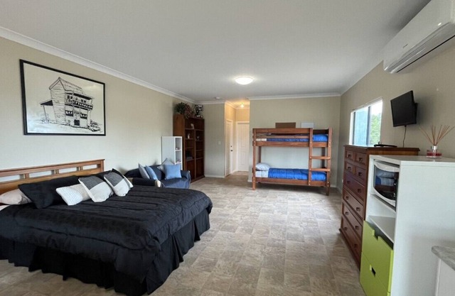 studio Downstairs only - Sleeps upto 5 people - Upstairs is a private residence.