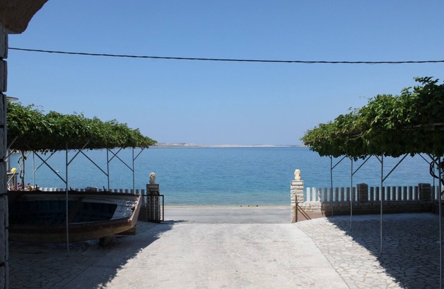 Studio flat near beach Metajna, Pag (AS-6497-b)