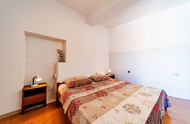 Studio flat with air-conditioning Ubli, Lastovo (AS-24676-a)