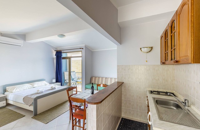 Studio flat with balcony and sea view Brseč, Opatija (AS-7796-a)