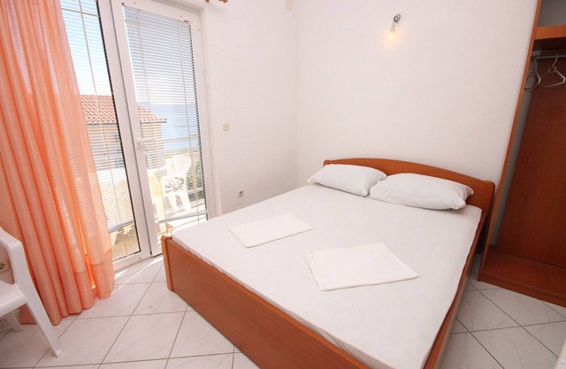 Studio flat with balcony and sea view Podaca, Makarska (AS-6745-a)