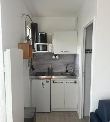 Studio 100 m from the beach!