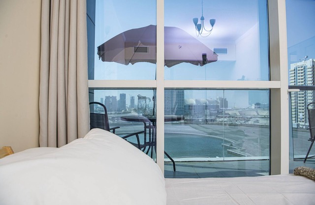 Studio in the heart of Sports City -great view & amenities!