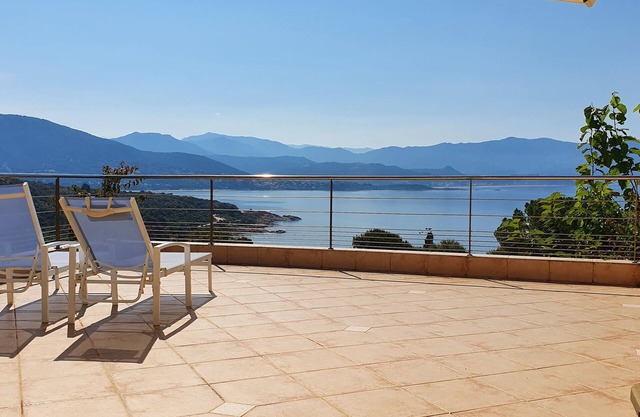 Studio in villa with large terrace and wonderful sea view. 400m from the sea.