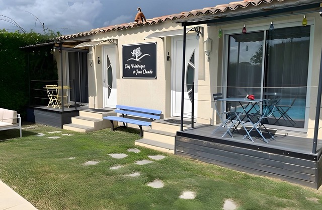 Studio 'Luberon' with Mountain View, Wi-Fi and Air Conditioning
