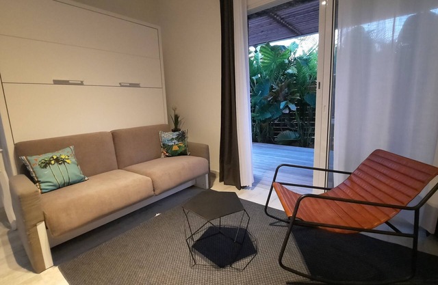 Studio with separate entrance 3 minutes from the beach
