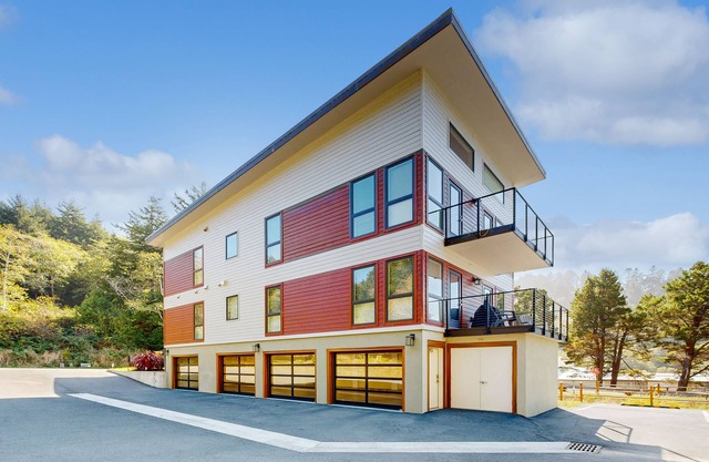 Stunner apt with fireplace, grill, partial ocean views & partial AC