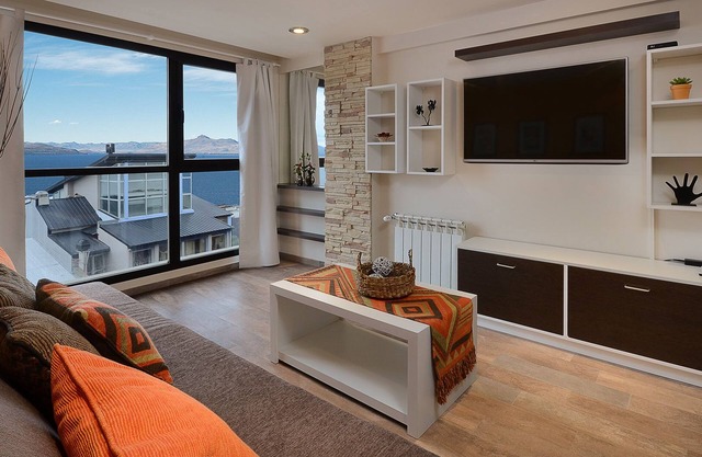 STUNNING APT BALCONY LAKE VIEWS (SM4)