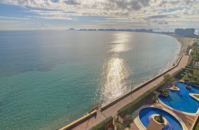 Stunning apartment with huge terrace front line to the Mediterránean