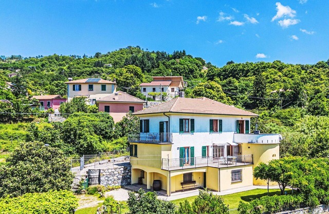Stunning private villa for 14 guests with WIFI, TV and patio