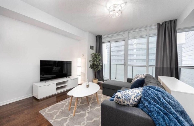 Stunning 1BR APT steps away from CN tower+balcony