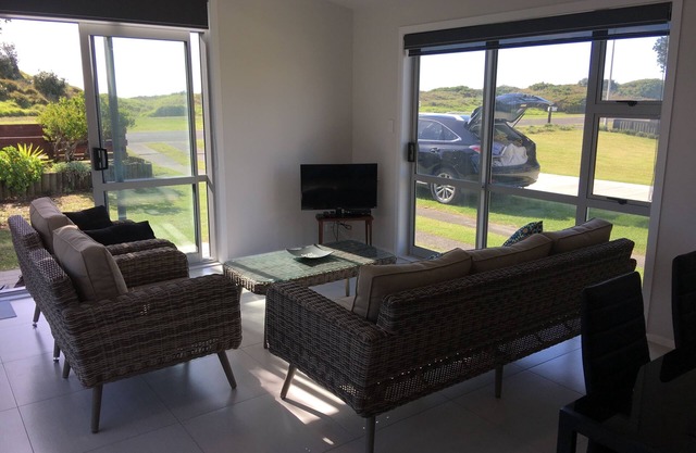 stunning 2 bedroom 2 bathroom holiday home with a kiwiana caravan for extra beds