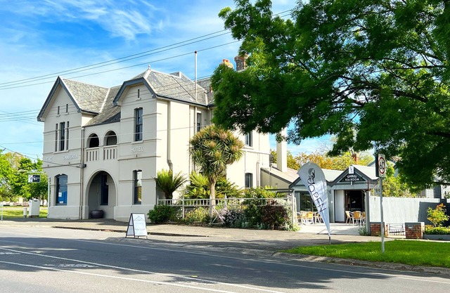 Stunning 3 bedroom apartment in Heritage listed boutique hotel
