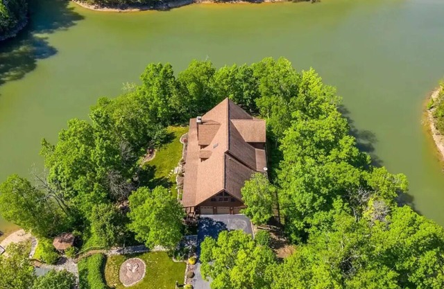 ❤️ Stunning 5 Acre Lake Cabin, Community Pool ❤️