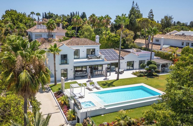 Stunning 6-Bedroom Villa in Guadalmina Baja