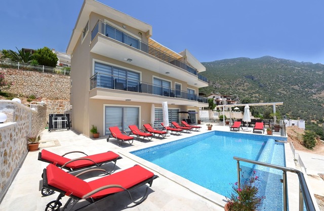 Stunning 6 Bedroom Villa with Infinity Pool and Magnificent Sea Views