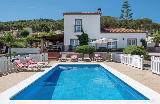 Stunning Andalusian villa with heated pool and garden 20 minutes from the beach