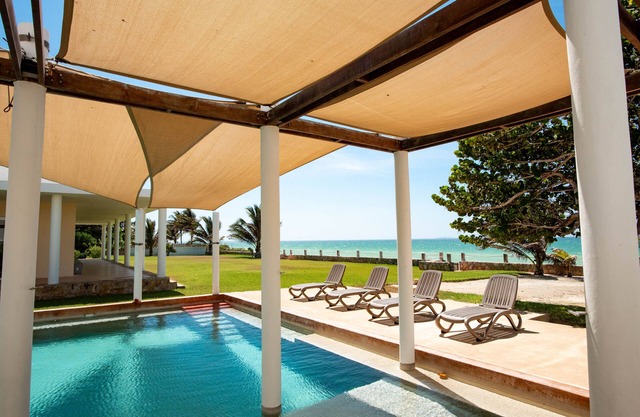 Stunning beachfront Suites Wi-Fi East of Progreso