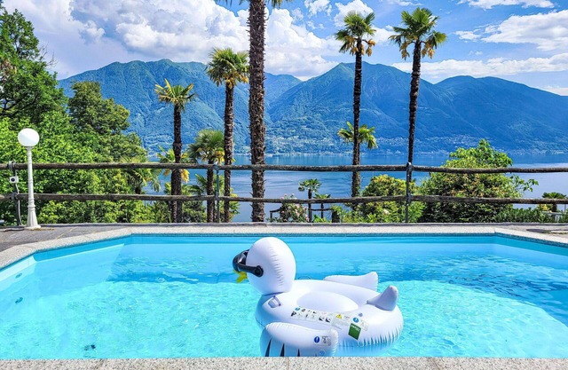 Stunning private villa with WIFI, private pool, TV, patio, pets allowed and panoramic view