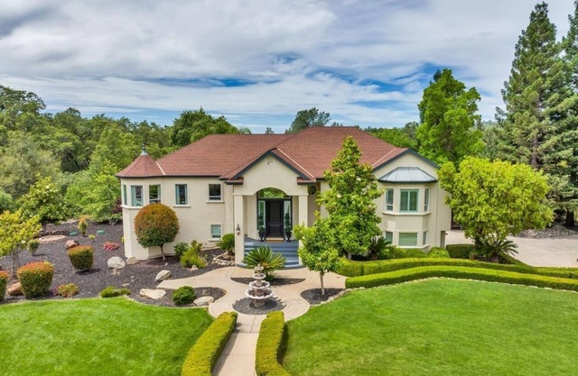 Stunning Country Retreat with Pool, Hot Tub, Pond & Theatre Room!