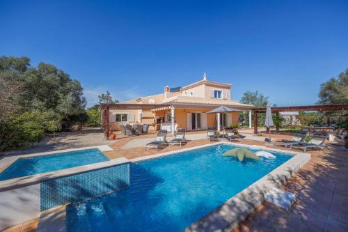 Stunning Countryside Villa w Private Garden & Pool