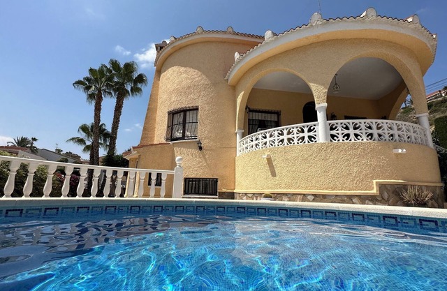 Stunning detached villa with lovely private pool, close to the golf course