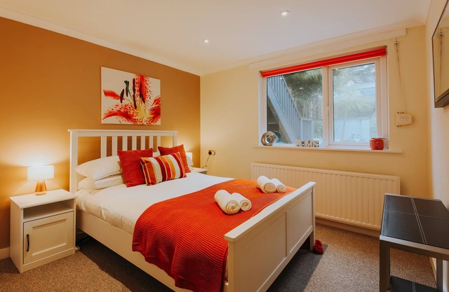 Stunning Garden Apt, Newly Refurbished & Parking - 5 mins walk to the beach!