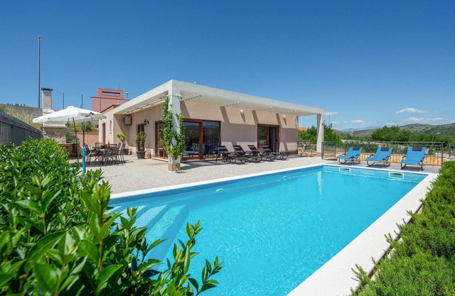 Stunning home in Dugopolje with sauna