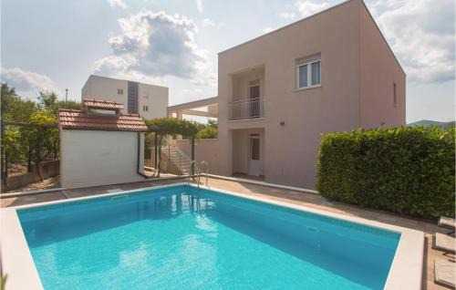 Stunning Home In Dugopolje