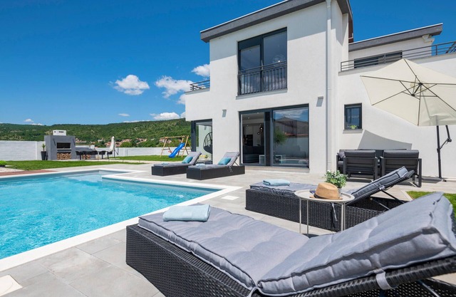 Stunning home in Donji Prolozac