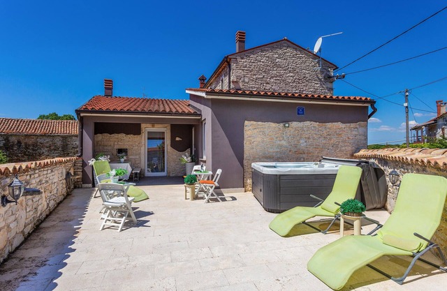 Stunning home in Hrboki with WiFi