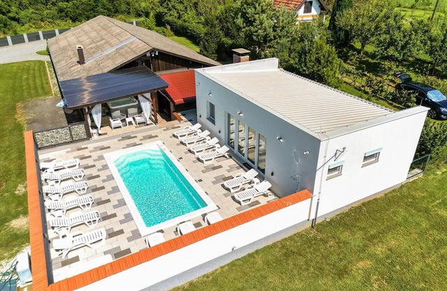 Stunning home in Kapela with kitchen