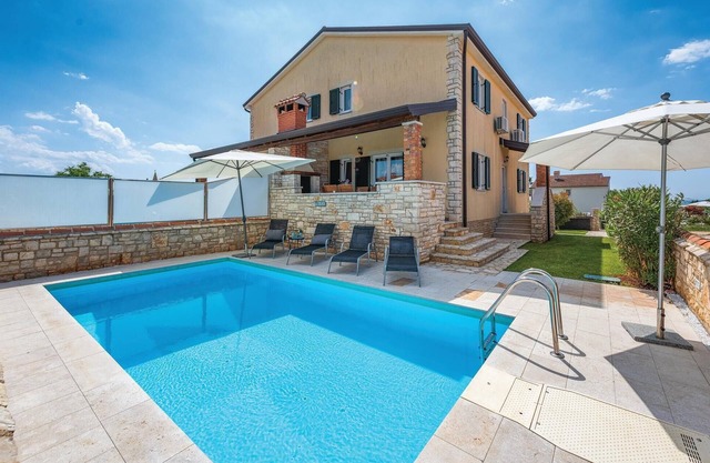 Stunning home in Lovrecica with WiFi