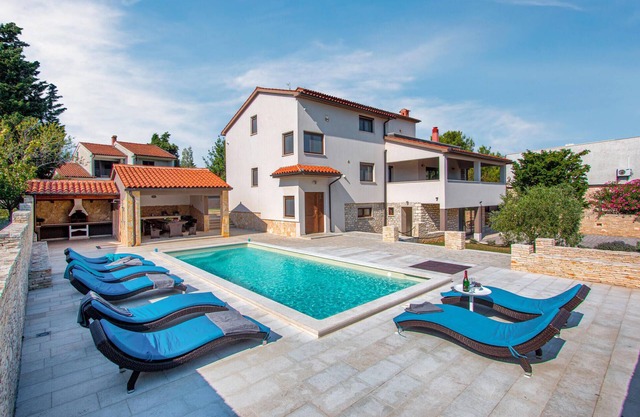 Stunning home in Premantura with WiFi