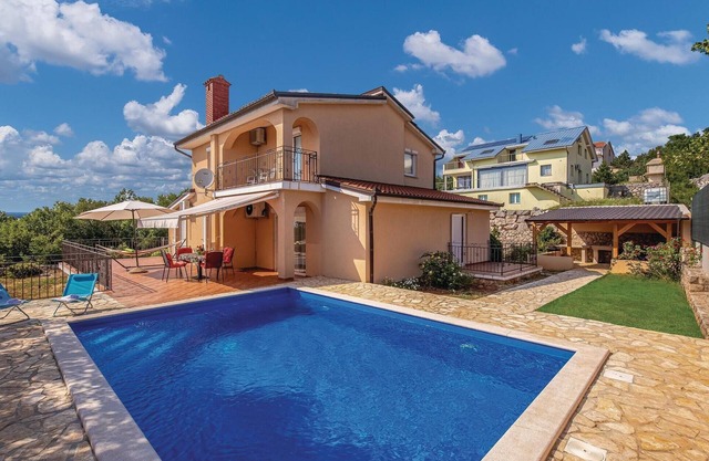 Stunning home in Smrika