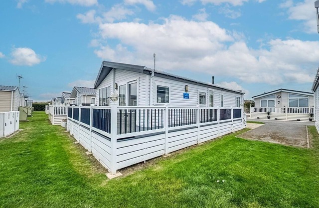 Stunning lodge at Seaview Holiday Park in Kent ref 47012PB